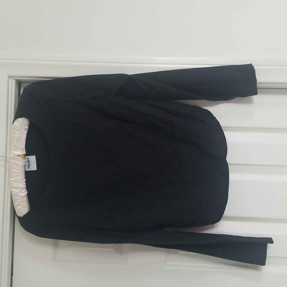 Madri Collection size medium black top in EUC